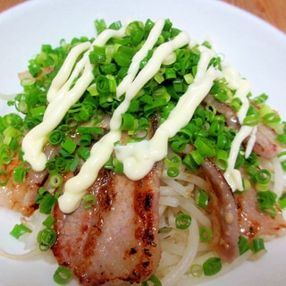 豚バラにんにく塩麹焼きねぎマヨ丼